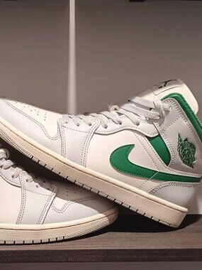 Jordan 1 mid White Pure Platinum Pine Green